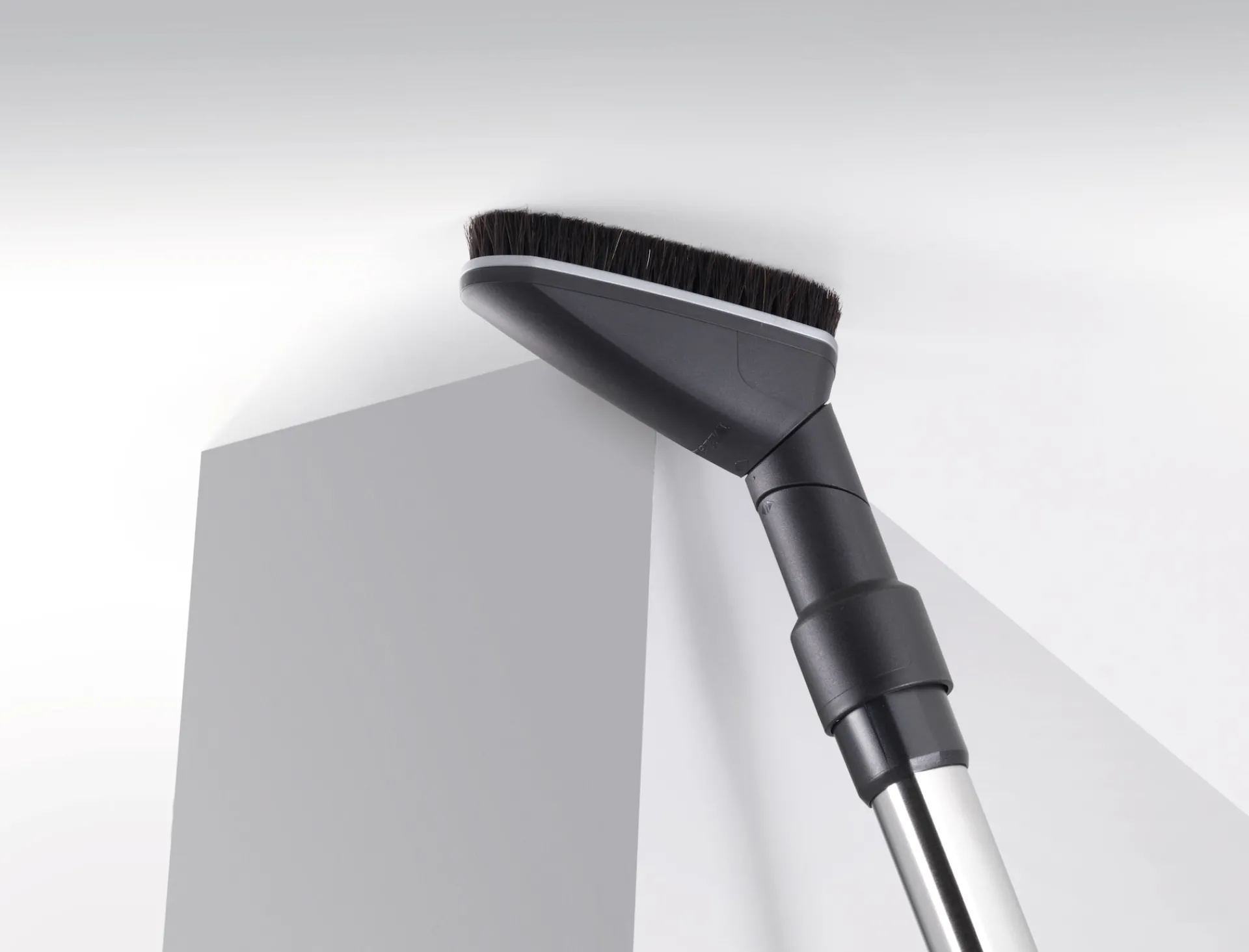 spazzola_universale_regol_1.webp Miele Accessori Speciali E Kit | Spazzola universale regolabile in modo flessibile con setole naturali
